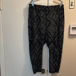 POP Fit Black and White Patterned Leggings